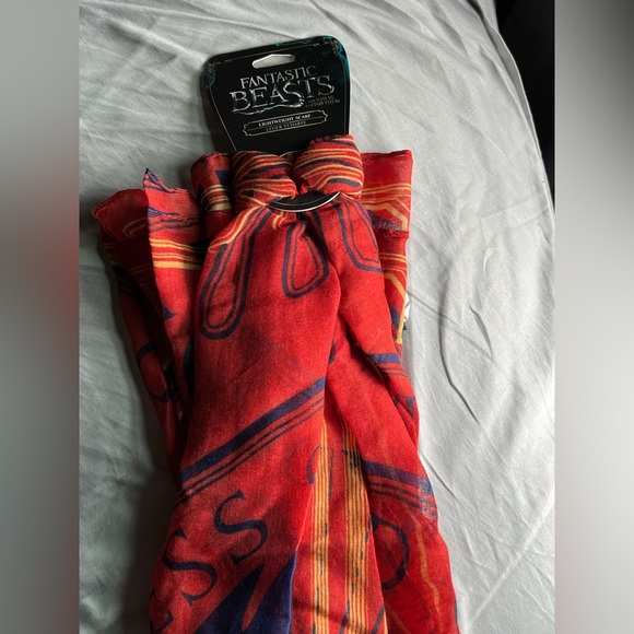 Fantastic Beasts Beanie & Scarf Macusa Bundle (NWT) - Picture 4 of 10